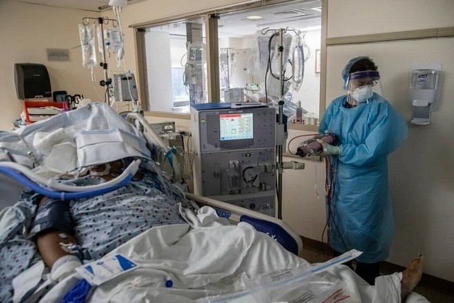 Y tá tại bệnh viện Brooklyn, New York, chăm sóc một bệnh nhân trong phòng hồi sức tích cực hôm 16/4. Ảnh: NY Times.