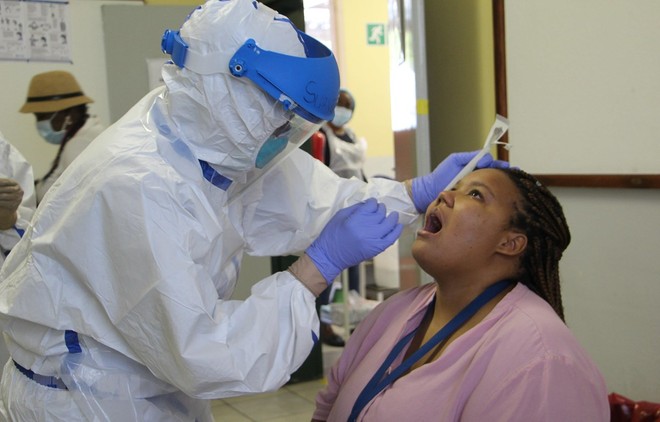 Nhân viên y tế lấy mẫu xét nghiệm COVID-19 tại Windhoek, Namibia, ngày 22/4/2020. (Ảnh: THX/TTXVN).