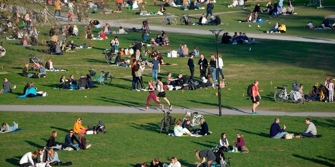 Người dân vui chơi trong công viên ở Stockholm, Thụy Điển ngày 22/4 (Ảnh: AFP).