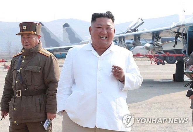 Ông Kim Jong-un trong một buổi thị sát đội máy bay Triều Tiên. Bức ảnh được truyền thông nước này đăng tải hôm 12/4 (Ảnh: Yonhap).