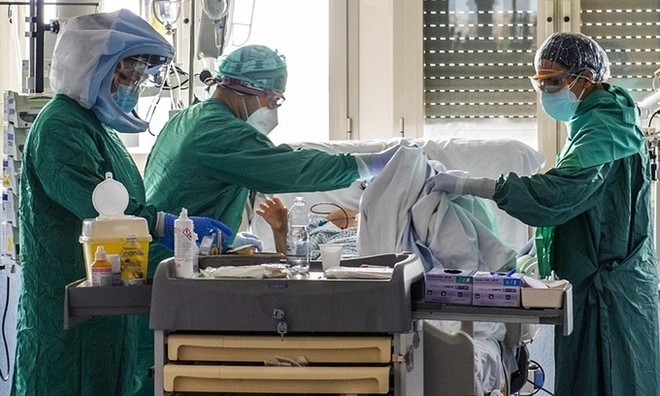 Các nhân viên y tế điều trị cho bệnh nhân nhiễm nCoV tại một bệnh viện ở Rome, Italy, ngày 21/4. Ảnh: AFP.