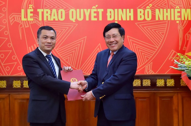 Phó Thủ tướng, Bộ trưởng Ngoại giao Phạm Bình Minh trao quyết định và chúc mừng ông Vũ Tiến Dũng.