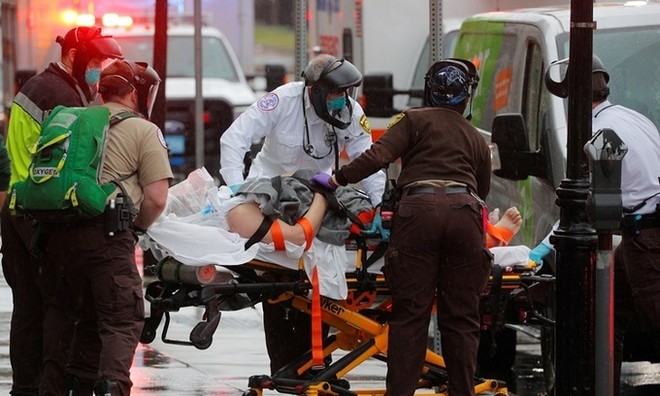 Nhân viên y tế đưa bệnh nhân Covid-19 lên xe cứu thương tại thành phố Boston, bang Massachusetts, Mỹ hôm 27/4. Ảnh: Reuters.