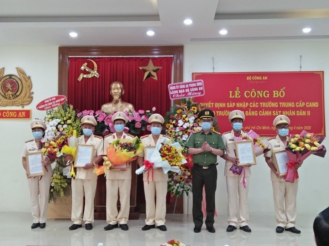 Thứ trưởng Nguyễn Văn Thành trao quyết định và chúc mừng các cán bộ được điều động, bổ nhiệm.