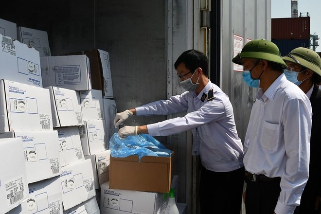 Ngày 28/4, Thứ trưởng Bộ NN&PTNT Phùng Đức Tiến (áo trắng) đã đi kiểm tra công tác kiểm dịch thịt lợn nhập khẩu trước khi thông quan tại cảng Hải Phòng, thành phố Hải Phòng.