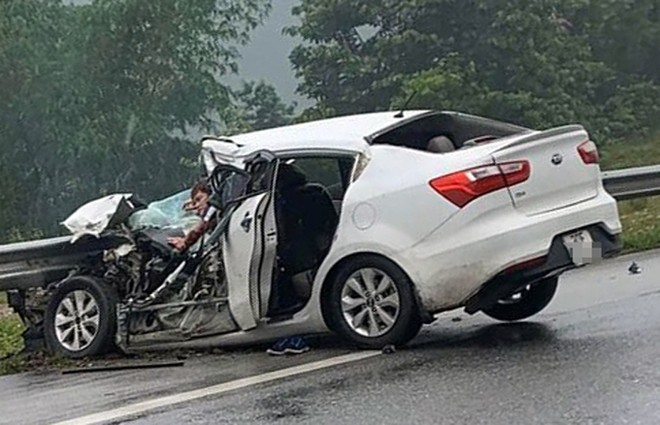 Ôtô 4 chỗ bị hư hỏng nặng, tài xế bị mắc kẹt trong vụ tai nạn liên hoàn trên cao tốc Nội Bài - Lào Cai sáng 1/5. 