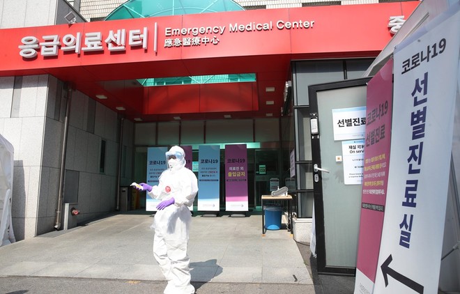 Nhân viên y tế làm việc tại điểm xét nghiệm COVID-19 dã chiến ở Trung tâm y tế quốc gia Seoul, Hàn Quốc ngày 29/4/2020. (Ảnh: Yonhap/TTXVN).