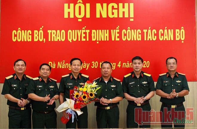 Thường vụ Đảng ủy, Bộ Tư lệnh Quân khu 5 chúc mừng Thiếu tướng Hứa Văn Tưởng.