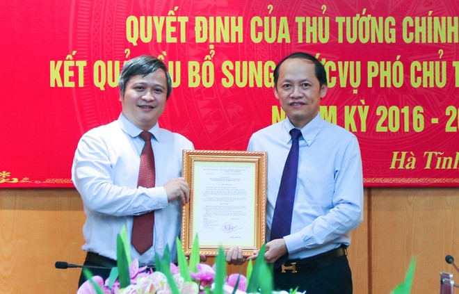 Chủ tịch UBND tỉnh Hà Tĩnh Trần Tiến Hưng trao quyết định và chúc mừng tân Phó Chủ tịch UBND tỉnh Nguyễn Hồng Lĩnh.