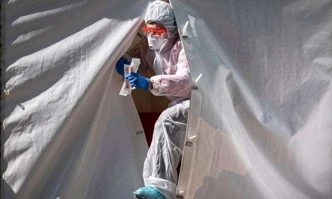 Nhân viên y tế bước ra từ một lều xét nghiệm nCoV ở thủ đô Moskva, Nga, ngày 2/5. Ảnh: Reuters.