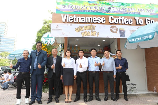 Ban lãnh đạo Viva Star Vietnamese Coffee To Go cùng các đối tác chụp ảnh khởi động chuỗi cà phê