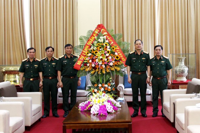 Thủ trưởng Bộ tư lệnh Quân khu 1 chúc mừng Thiếu tướng Hoàng Văn Hữu.