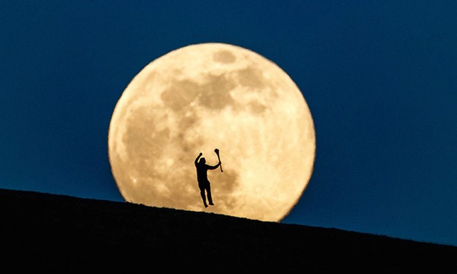 Siêu trăng tháng 4/2020 rực sáng phía trên đồi Croghan, Ireland. Ảnh: Inpho.