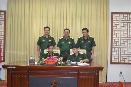 Thủ trưởng Bộ Tư lệnh Quân khu 7 chứng kiến ký biên bản bàn giao giữa Thiếu tướng Lê Bửu Tuấn và Thiếu tướng Đặng Văn Hùng.