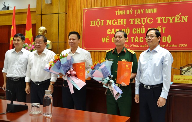 Thường trực Tỉnh ủy Tây Ninh chúc mừng các đồng chí được Ban Bí thư Trung ương Đảng chuẩn y giữ chức vụ mới.