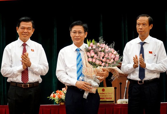 Lãnh đạo HĐND - UBND tỉnh Bà Rịa - Vũng Tàu chúc mừng ông Lê Ngọc Khánh (giữa).