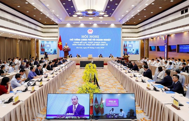 Thủ tướng Nguyễn Xuân Phúc chủ trì Hội nghị trực tuyến Thủ tướng Chính phủ với doanh nghiệp. (Ảnh: Thống Nhất/TTXVN).