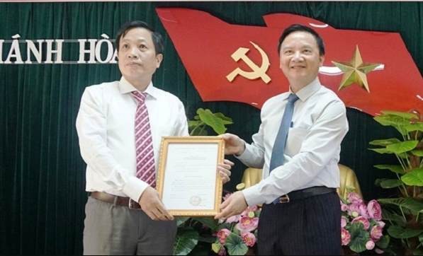 Ông Nguyễn Khắc Định - Bí thư Tỉnh ủy Khánh Hòa trao quyết định cho ông Hà Quốc Trị.