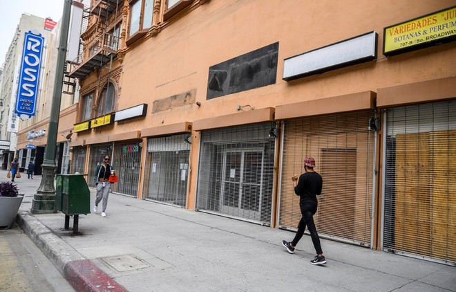 Các cửa hàng kinh doanh đóng cửa do dịch COVID-19 tại Los Angeles, Mỹ ngày 30/4/2020. (Ảnh: AFP/TTXVN).