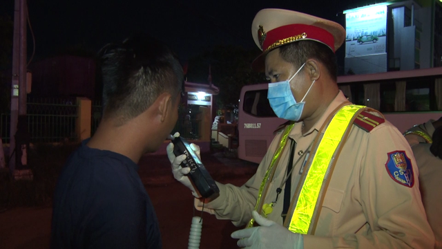 Lực lượng CSGT tỉnh Quảng Ngãi đang tăng cường kiểm tra nồng độ cồn đối với người điều khiển phương tiện giao thông.