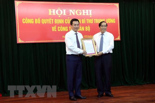 Phó Trưởng ban Thường trực Ban Tổ chức Trung ương Nguyễn Thanh Bình trao Quyết định của Ban Bí thư Trung ương Đảng cho ông Triệu Thế Hùng (bên trái).