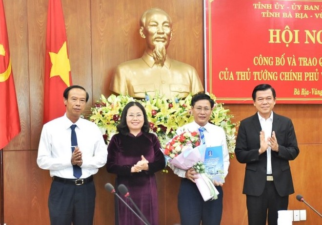 Thường trực Tỉnh ủy Bà Rịa - Vũng Tàu và lãnh đạo UBND tỉnh chúc mừng đồng chí Lê Ngọc Khánh.