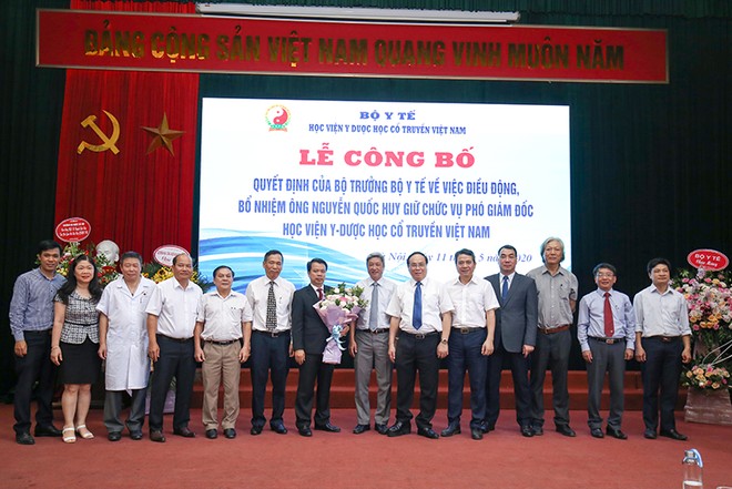 Lãnh đạo Bộ Y tế và Học viện Y Dược cổ truyền Việt Nam chúc mừng PGS.TS Nguyễn Quốc Huy.