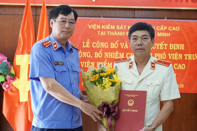 Phó Viện trưởng Viện Kiểm sát nhân dân tối cao Trần Công Phàn trao quyết định và chúc mừng đồng chí Phạm Đình Cúc.