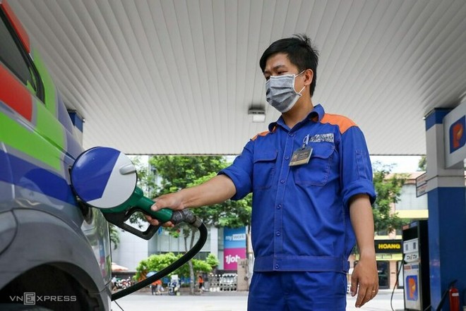 Ôtô bơm nhiên liệu tại trạm của Petrolimex ở TP HCM.