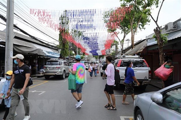 Khách hàng mua sắm tại khu chợ Chatuchak ở Bangkok, Thái Lan ngày 9/5/2020. (Ảnh: THX/TTXVN).