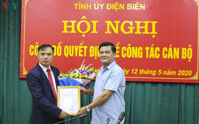 Ông Lò Văn Muôn, Phó Bí thư Thường trực Tỉnh ủy Điện Biên trao quyết định điều động, chỉ định giữ chức vụ Bí thư Huyện ủy Mường Nhé cho ông Nguyễn Quang Hưng.