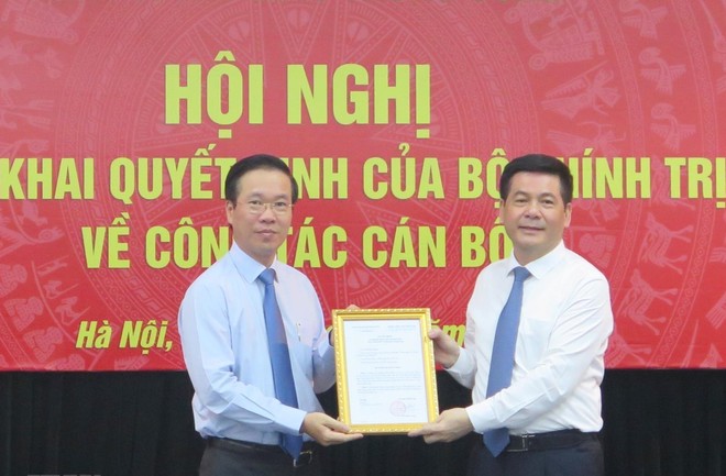 Đồng chí Võ Văn Thưởng trao quyết định cho đồng chí Nguyễn Hồng Diên.