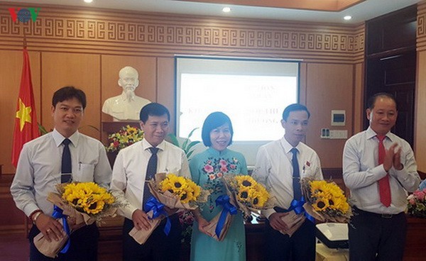 Ông Nguyễn Văn Sơn (thứ 2 từ trái sang) được bầu giữ chức Chủ tịch UBND thành phố Hội An, tỉnh Quảng Nam. 