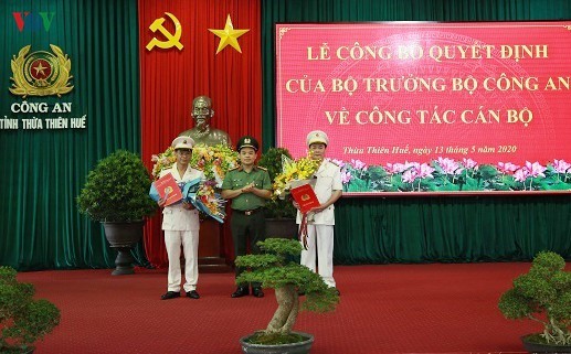 Đại tá Nguyễn Quốc Đoàn, Giám đốc Công an tỉnh Thừa Thiên Huế thừa ủy quyền Bộ trưởng Bộ Công an trao Quyết định.