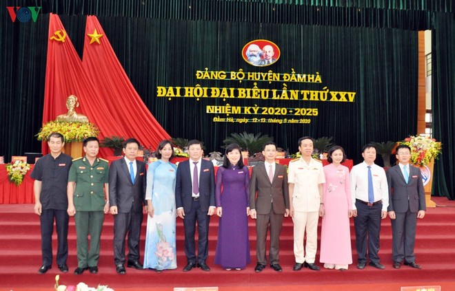 Ban Thường vụ Huyện ủy Đầm Hà khóa mới ra mắt Đại hội. Bí thư huyện ủy Nguyễn Thị Thu Hà (áo tím) được bầu trực tiếp tại Đại hội.