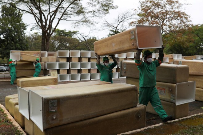 Những chiếc thùng được dùng làm quan tài tại nghĩa trang Sao Pedro, Sao Paulo, Brazil (Ảnh: Reuters).
