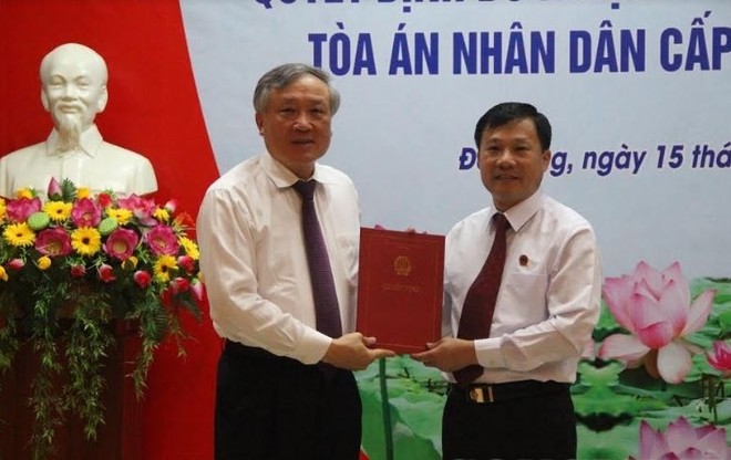 Bí thư Trung ương Đảng, Chánh án Tòa án nhân dân tối cao Nguyễn Hòa Bình trao quyết định cho đồng chí Nguyễn Văn Dũng.