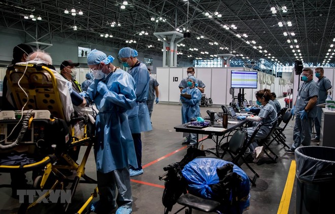 Lực lượng quân nhân Mỹ làm việc tại một trạm y tế ở New York. (Ảnh: AFP/TTXVN).