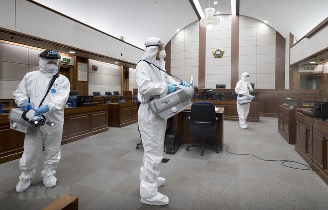 Nhân viên kiểm dịch phun khử trùng bên trong một tòa án ở Seoul, Hàn Quốc. (Ảnh: Yonhap/TTXVN).