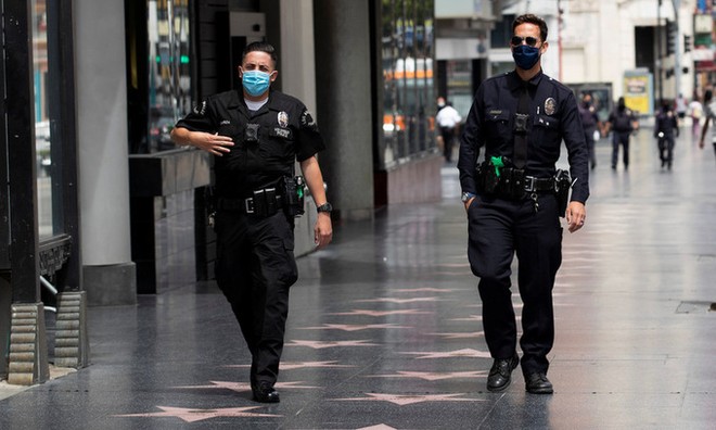 Cảnh sát Mỹ tuần tra trên đường phố Los Angeles hôm 18/5. Ảnh: Reuters.