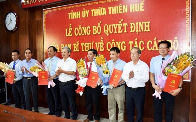 Lãnh đạo tỉnh Thừa Thiên Huế trao quyết định và chúc mừng các cán bộ được chỉ định, chuẩn y chức vụ mới.
