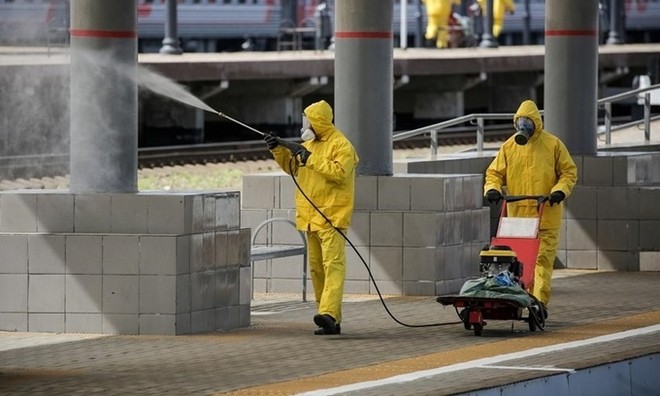 Phun chất khử trùng tại nhà ga Kievsky ở Moskva, Nga, ngày 18/5. Ảnh: Reuters.