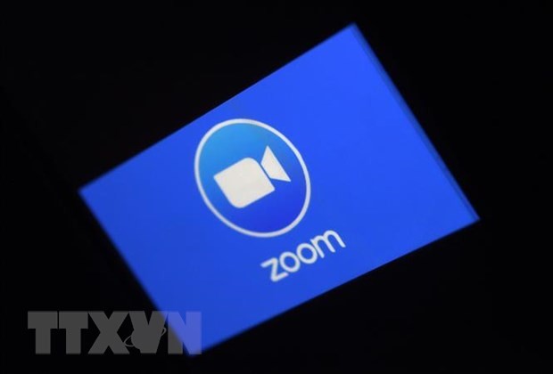 Biểu tượng ứng dụng họp trực tuyến Zoom trên màn hình điện thoại di động. (Nguồn: AFP/TTXVN).