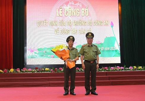 Thượng tướng Nguyễn Văn Thành trao quyết định và chúc mừng Đại tá Phạm Hồng Tuyến.