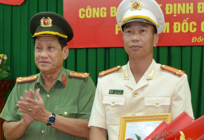 Trung tá Bùi Đức Tài (phải) nhận quyết định bổ nhiệm giữ chức Phó giám đốc Công an Đồng Tháp.