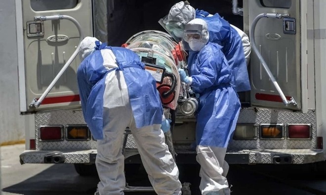 Nhân viên y tế Mexico đưa bệnh nhân Covid-19 ttới Bệnh viện Đa khoa Venados, Mexico City, hôm 26/5. Ảnh: AFP. 