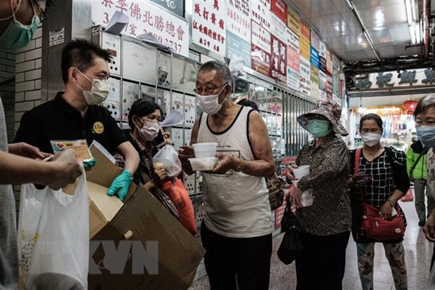 Người dân đeo khẩu trang phòng lây nhiễm COVID-19 tại Hong Kong, Trung Quốc. (Ảnh: AFP/TTXVN).