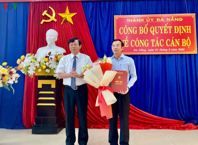 Ông Võ Văn Thương (trái) Trưởng Ban Tổ chức Thành ủy Đà Nẵng trao Quyết định cho ông Đàm Quang Hưng (phải).