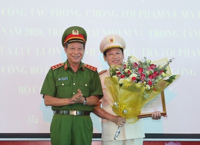 Thượng tướng Lê Quý Vương trao quyết định và chúc mừng Đại tá Nguyễn Văn Viện.
