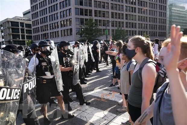 Cảnh sát được triển khai nhằm ngăn người biểu tình phản đối nạn phân biệt chủng tộc, tại Washington D.C., Mỹ ngày 31/5/2020. (Nguồn: THX/TTXVN).
